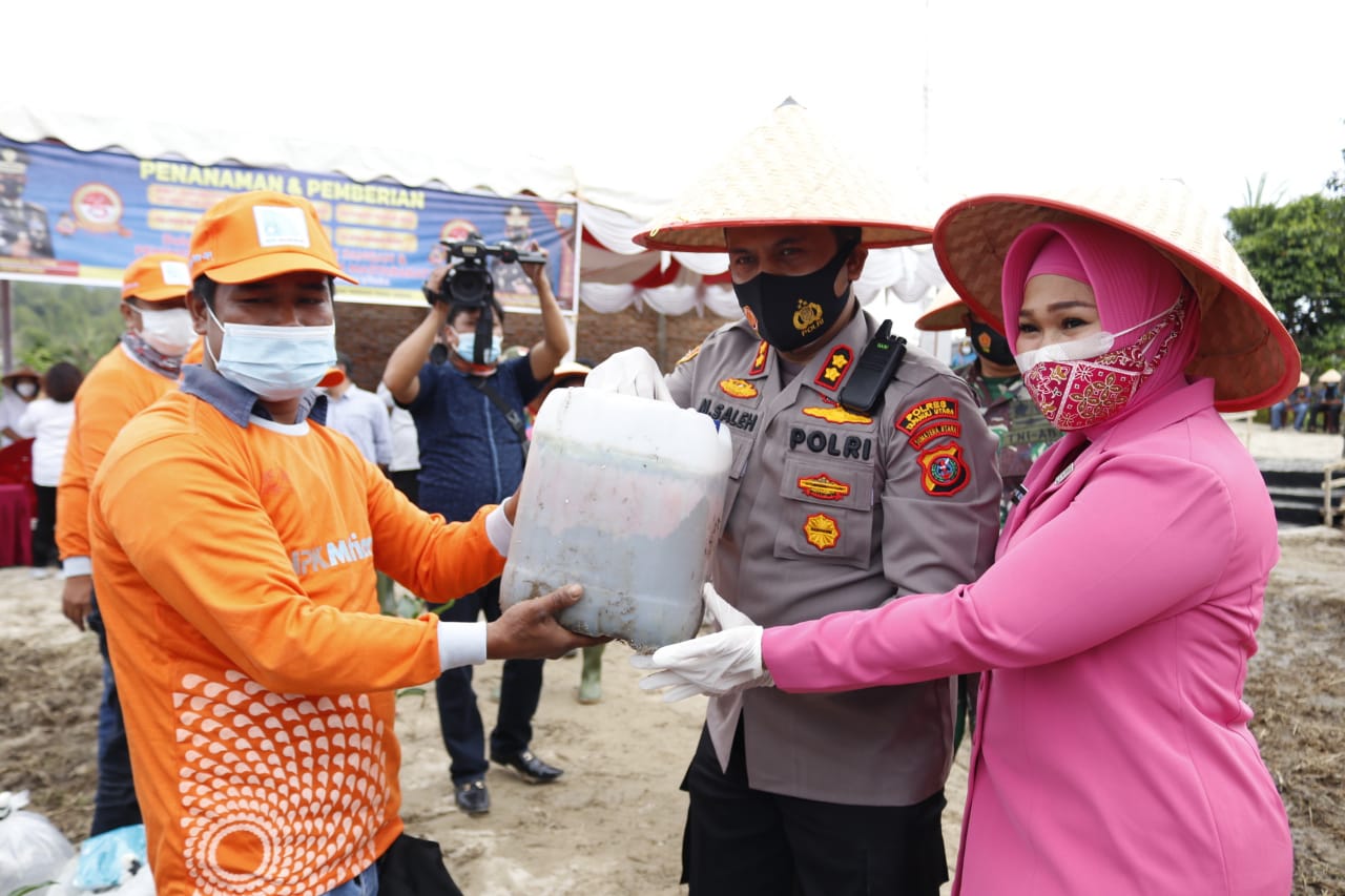Penanaman dan Pemberian Bibit Tanaman Berbuah Diwarnai dengan Baksos dalam HUT Polri ke-75