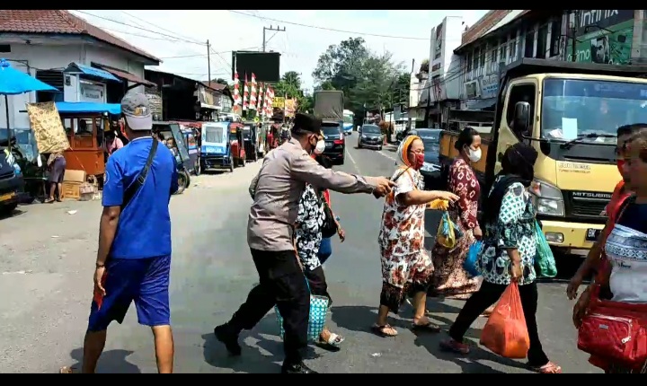 Dipapah, Kapolsek Pancur Batu Sebrangkan Nenek