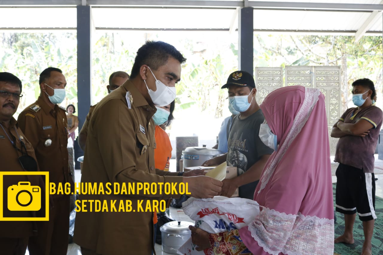 Wakil Bupati Karo serahkan bantuan bencana kebakaran Desa Ujung Deleng.