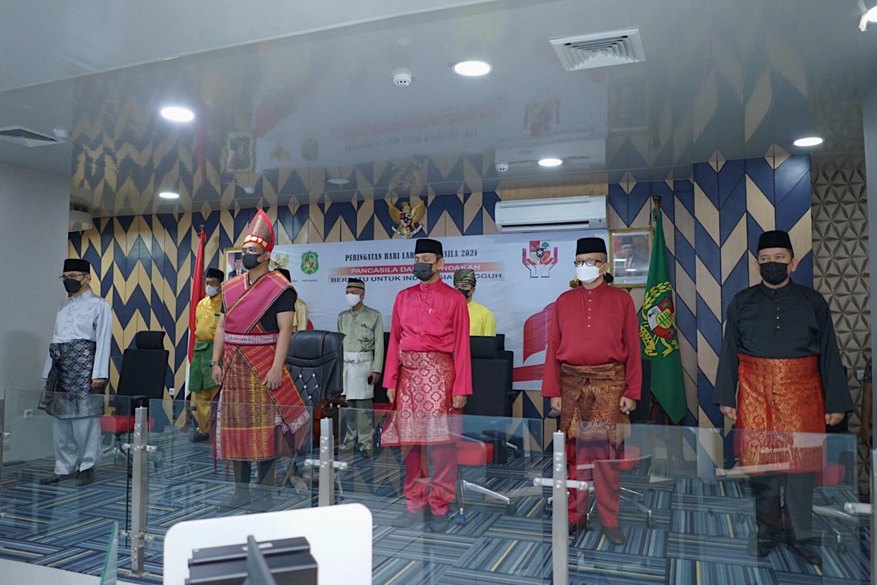 Kenakan Pakaian Adat Toba, Bobby Nasution Tunjukkan Keberanian Membawa Perubahan
