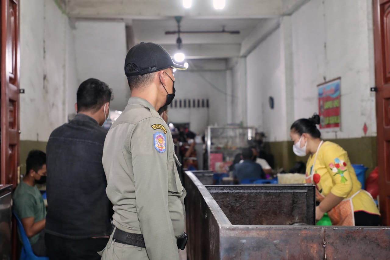 Langgar Jam Malam PPKM Mikro, Pelaku Usaha Ditertibkan Petugas Satgas Covid-19