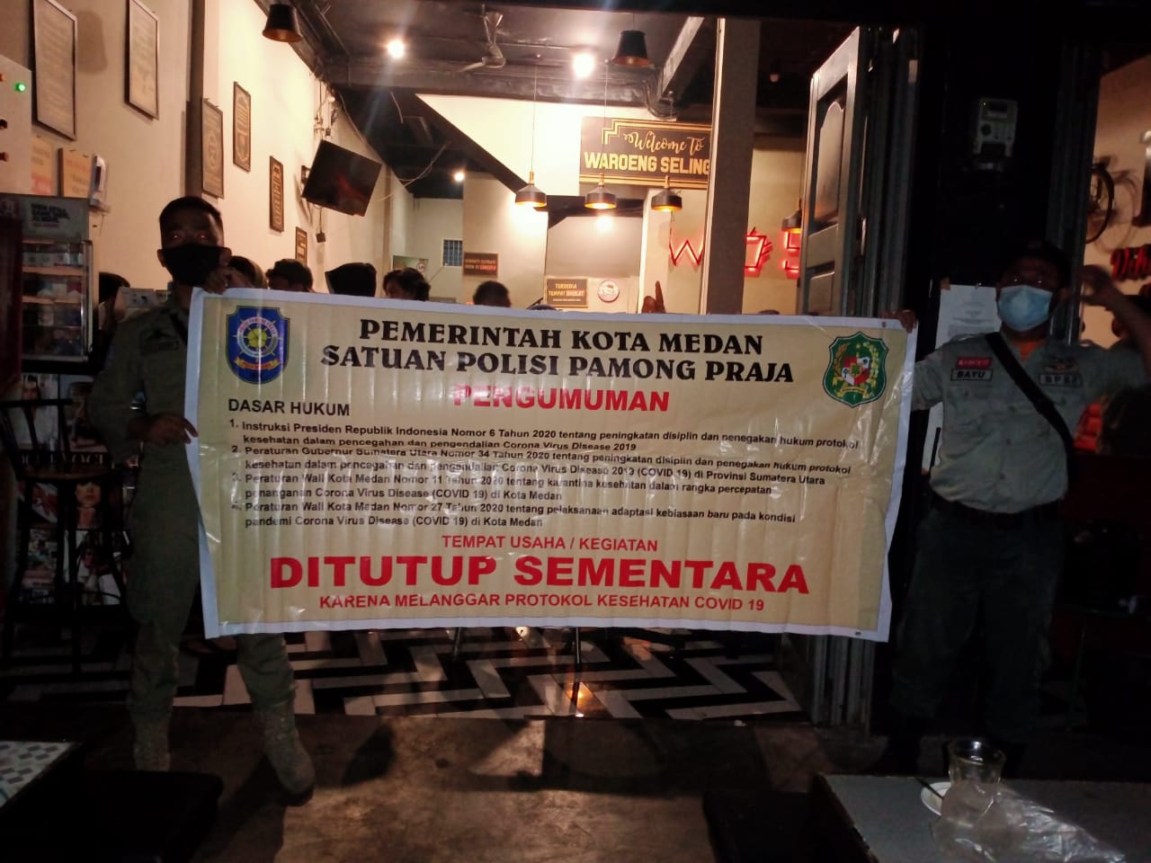 Petugas Satgas Covid-19 Tindak Tegas Pelaku Usaha yang Langgar Aturan Jam Operasional