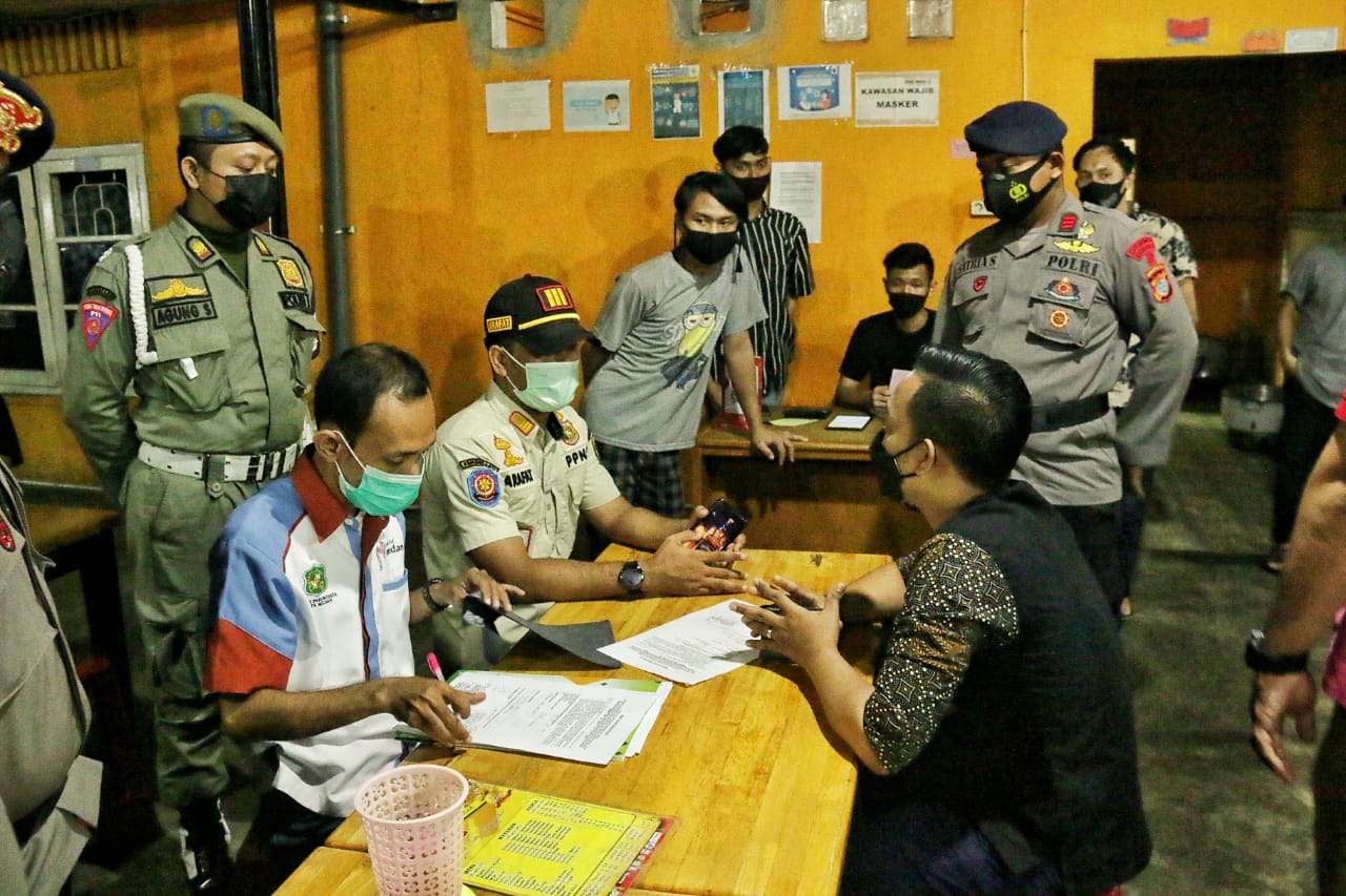 Patroli PPKM Berskala Mikro Terus Berlanjut, Petugas Pemko Medan Berikan BAP Kepada Restoran dan Cafe