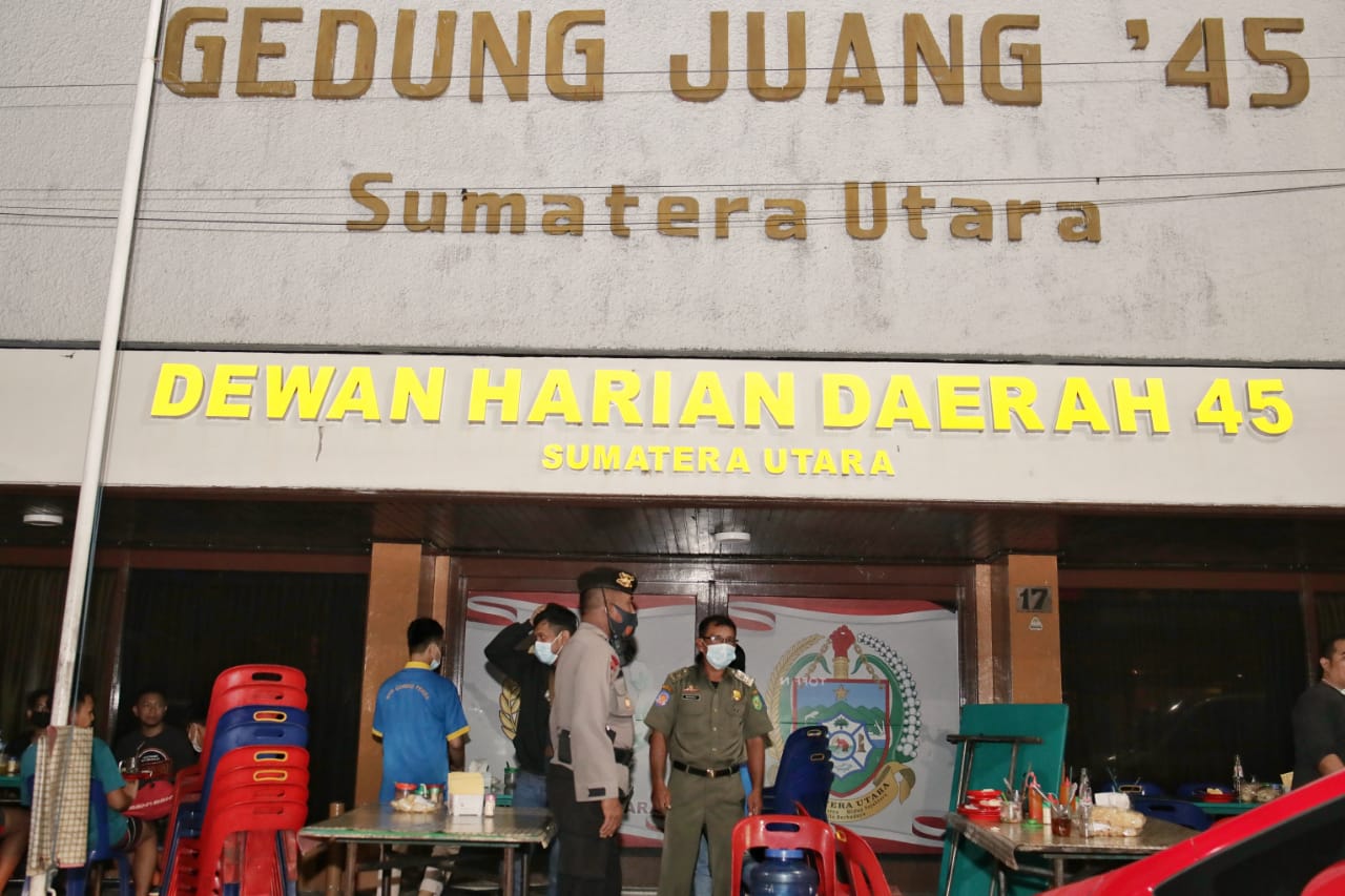 Prokes Patroli dan pengawasan PPKM, Petugas Beri Peringatan dan Tunggu Sampai Pelaku Usaha Tutup