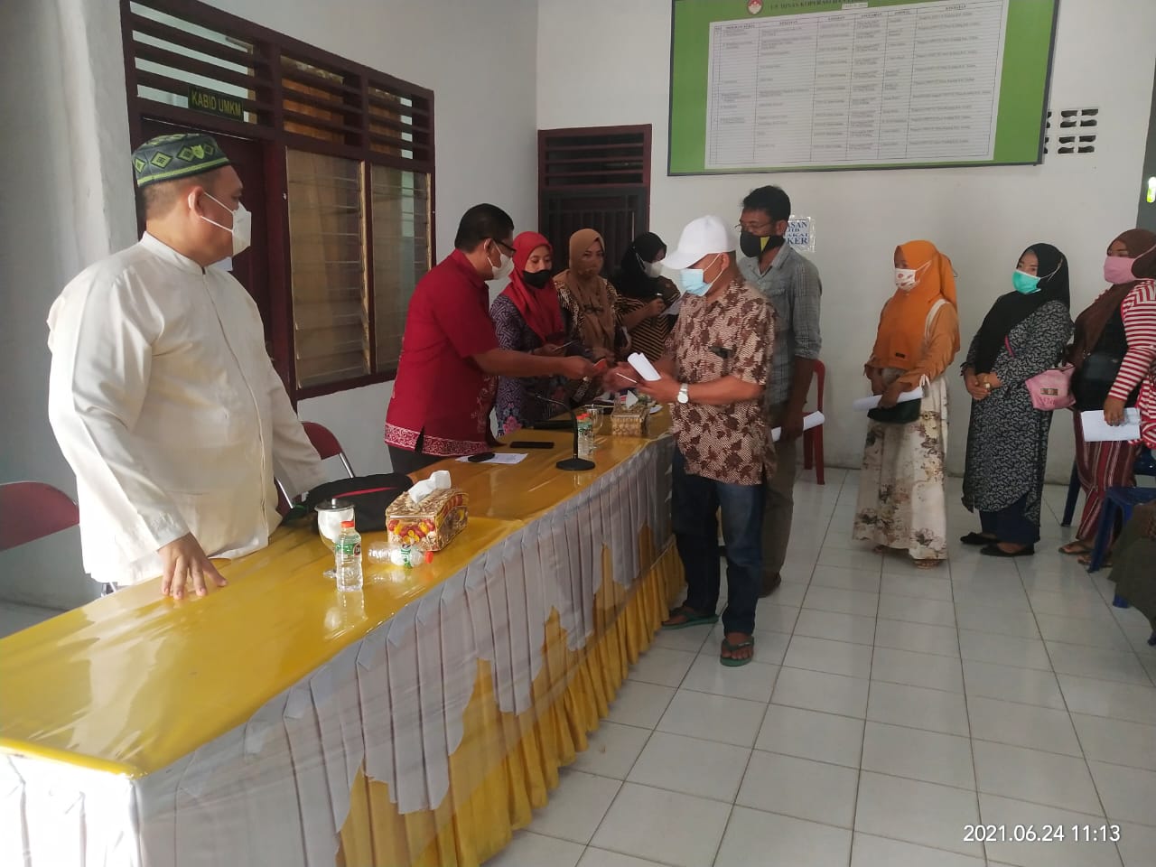 Pemkab Asahan Salurkan Buku Tabungan Dana Pinjaman Bergulir Bangkitkan UMKM
