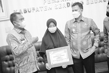 Rahmiyatul Khairat Terima Hadiah Umroh dari Bupati Sergai, Juarai STQH XVII Provinsi Sumut