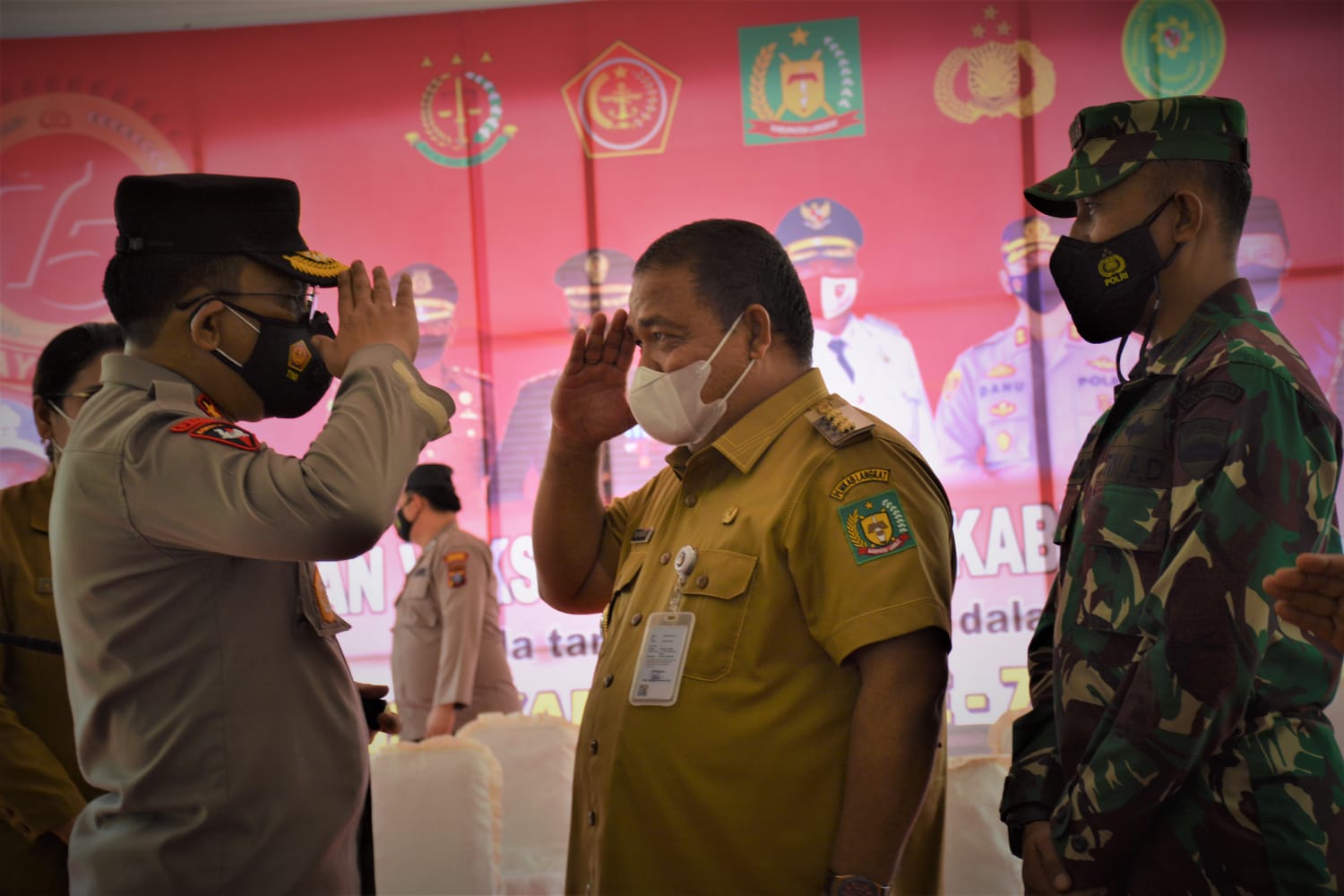 Kapoldasu Bersama Bupati Langkat Tinjau Pelaksanaan Vaksinasi Dosis II