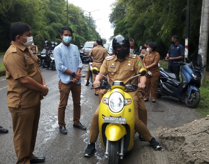 Wali Kota Bobby Bonceng Kadis PU Naik Kereta Cek Kondisi Jalan di Medan