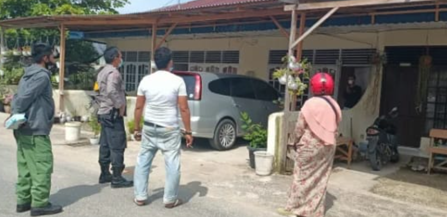 Satgas Covid-19 Kelurahan Pasar Pandan Air Mati (PPA) mengunjungi rumah salah satu warga terkonfirmasi positif Covid-19