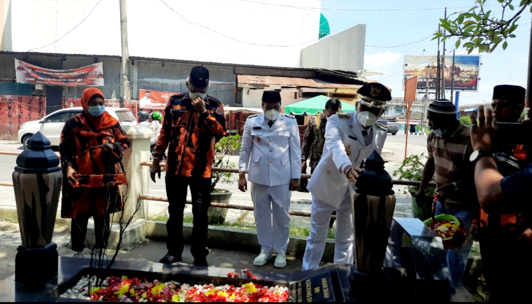 Usai Dilantik, Bersama Kodrat Shah, Bupati Edimin  Ziarah ke Makam Alm Anuar Shah