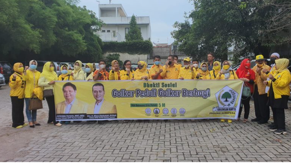 Partai Golkar Sumut Bagikan 200 Sembako kepada Masyarakat Pinggir Sungai Deli
