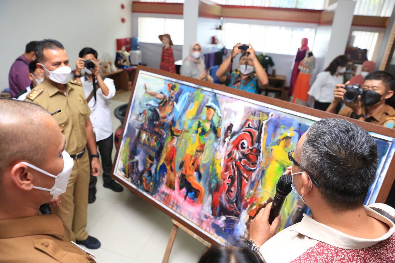 PRSU Jadi Tempat Berkumpul Para Seniman,  Pelukis Sumut Hadiahi Wagub Lukisan Besar