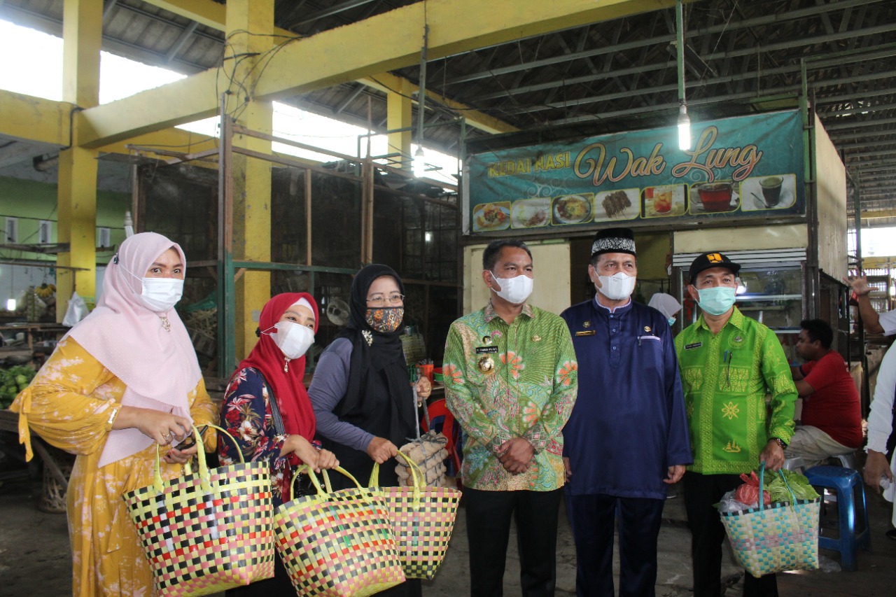 Bupati dan ASN Pemkab Sergai Berbelanja di Pasar Rakyat, Gerakkan Perekonomian PedagangÂ 