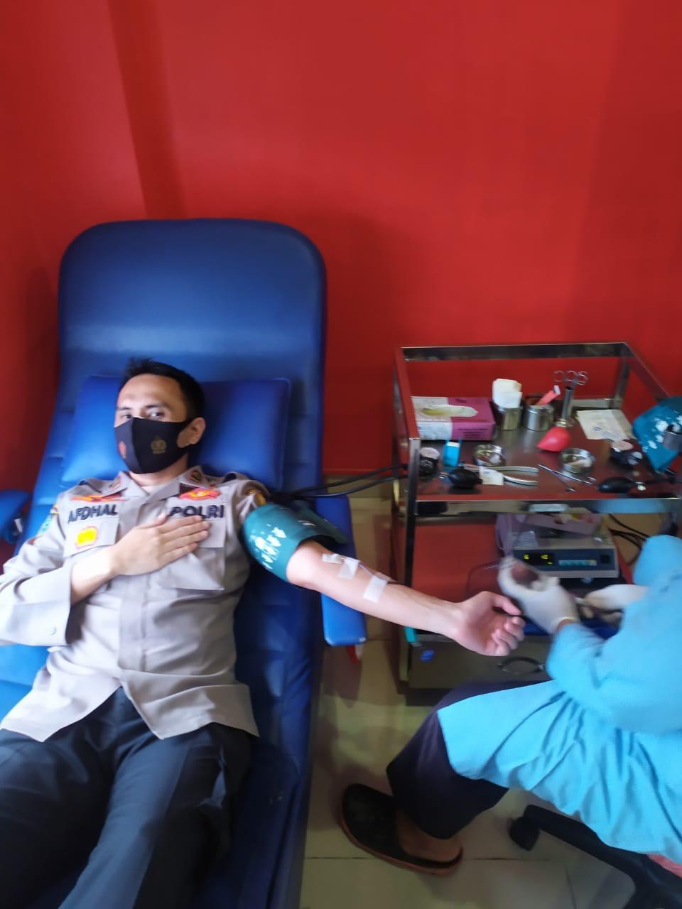 Peringati HUT Bhayangkara ke 75, Kompol Afdhal Junaidi SH Donorkan Darah ke PMI