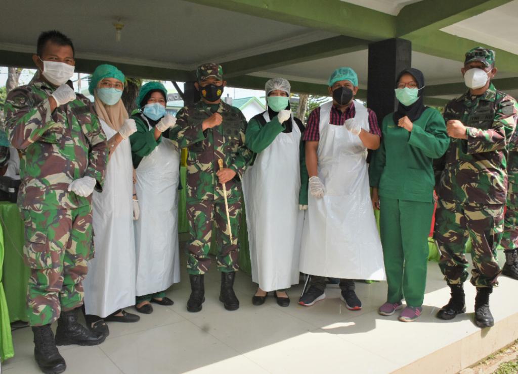 Pangdam I/BB Foto Bersama Vaksinator Usai Tinjau Serbuan Vaksinasi Covid-19