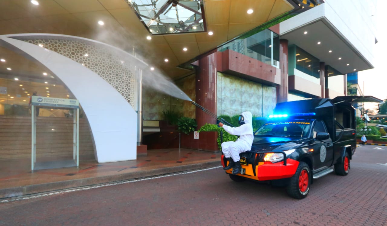 Polda Jatim Semprot Cairan Disinfektan di Sejumlah Jalan Protokol di Surabaya