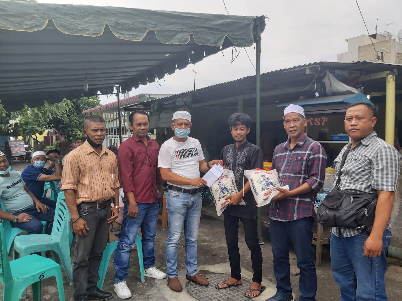 Ketua Pewarta Berikan Santunan dan 2 Goni Beras kepada Keluarga Almarhumah Muliati