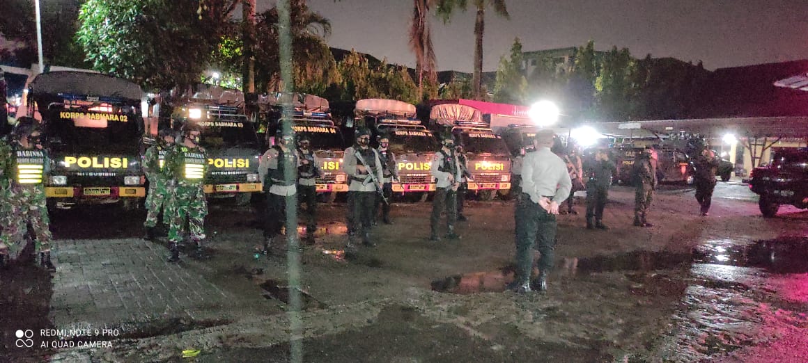 Meski Diguyur Hujan, TNI-POLRI Bersinergi Ciptakan Sitkamtibmas Kondusif di Tengah Pandemi