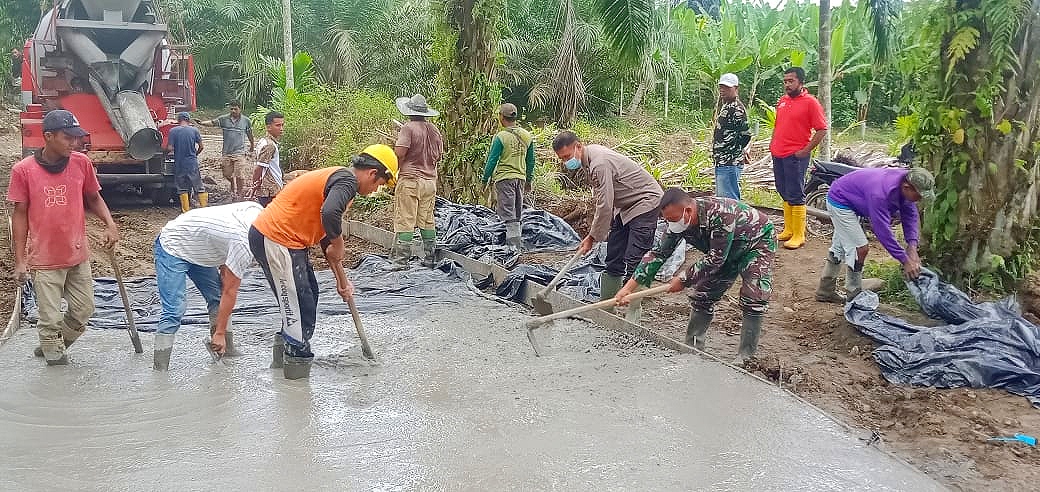 Sasaran Fisik Nyaris Tuntas, Personel Satgas TMMD dan Warga Fokus Pembuatan Jalan Rigid Beton