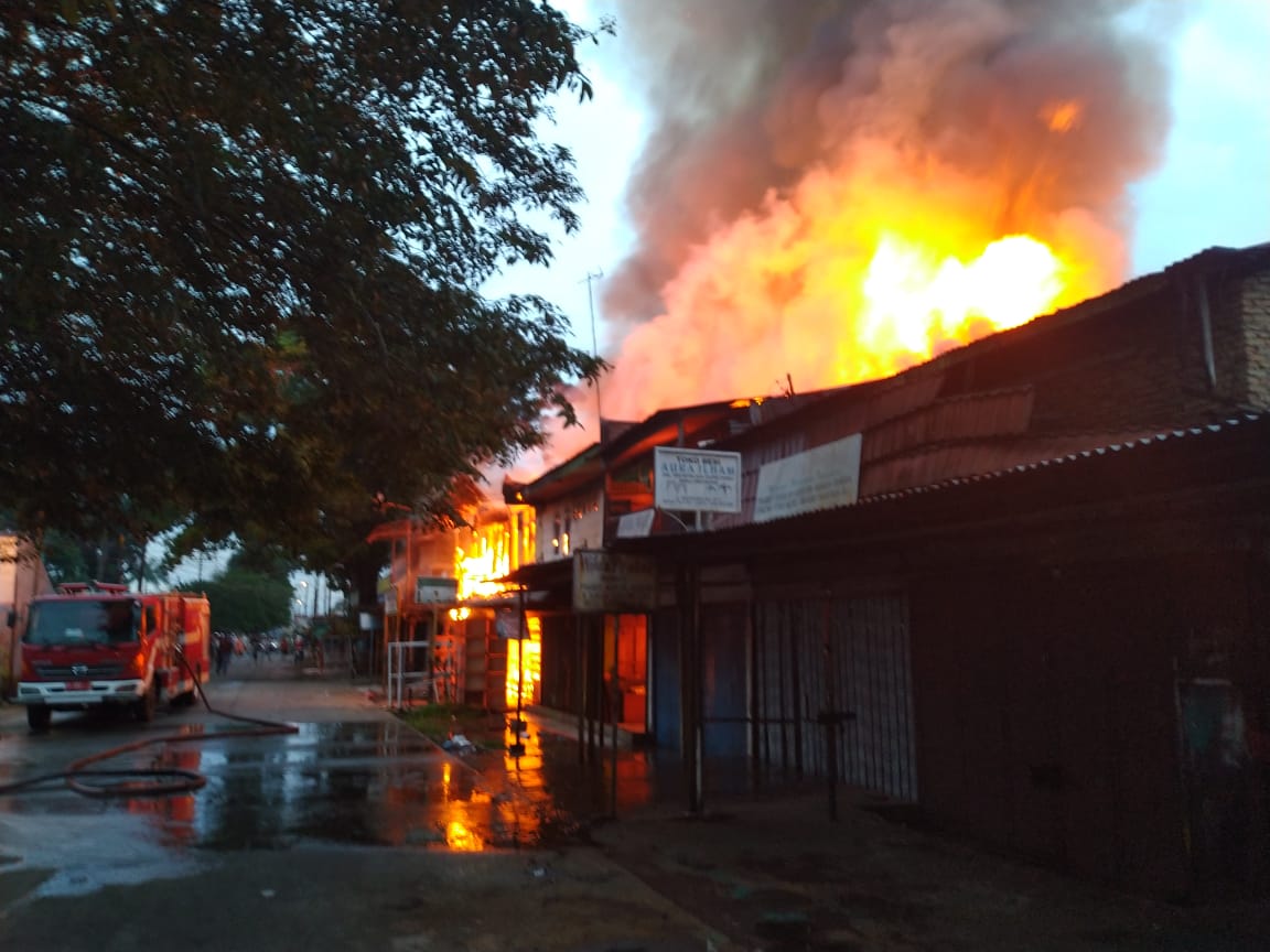 Kebakaran di Jalan Mahkamah 9 Ruko, 3 Rumah Kos dan 4 Rumah Huni Ludes Dilalap Jago Merah