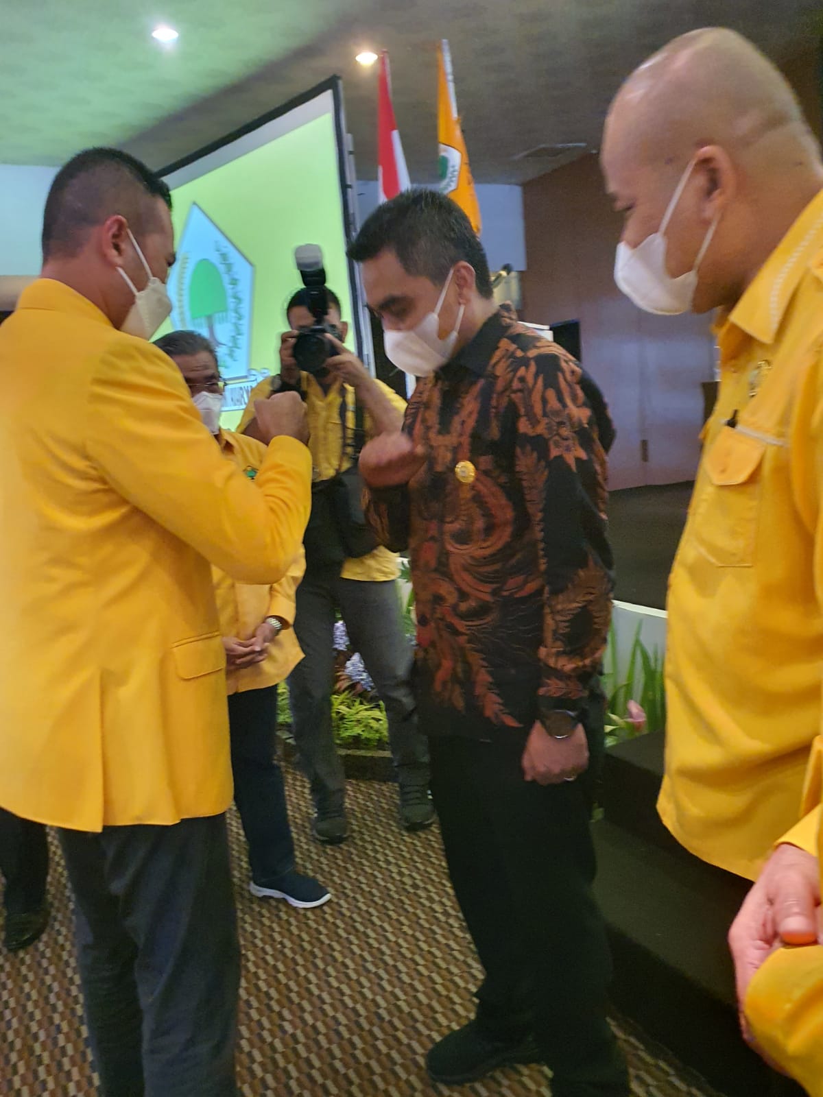 Theopilus Ginting, Wakil Bupati Karo Masuk Golkar, Musa Rajekshah Sematkan Pin Disela-sela Bimtek