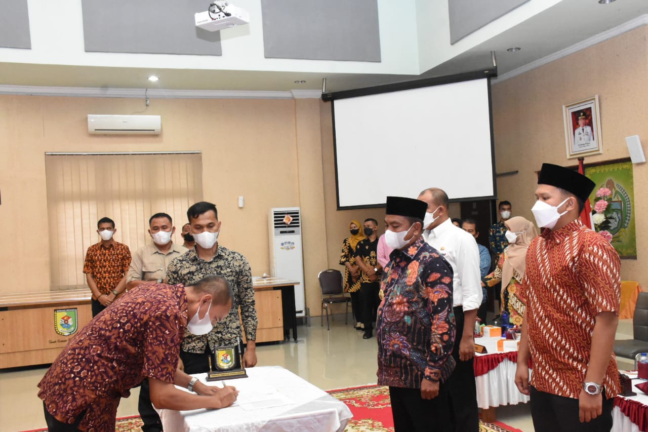 Tandatangani Perjanjian Kinerja, Bupati Sergai: Camat Harus Hadir di Tengah MasyarakatÂ 