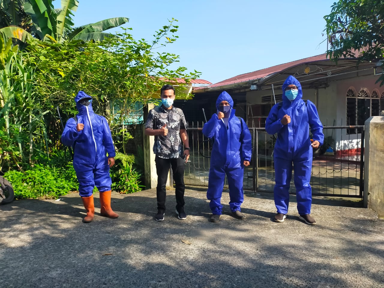 Pemyemprotan Disinfektan di Lingkungan II Sarirejo Medan Polonia