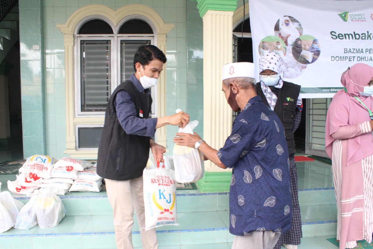 KolaborAksi DD Waspada Bersama Bazma Pertamina Bagikan Paket Sembako Tahap II