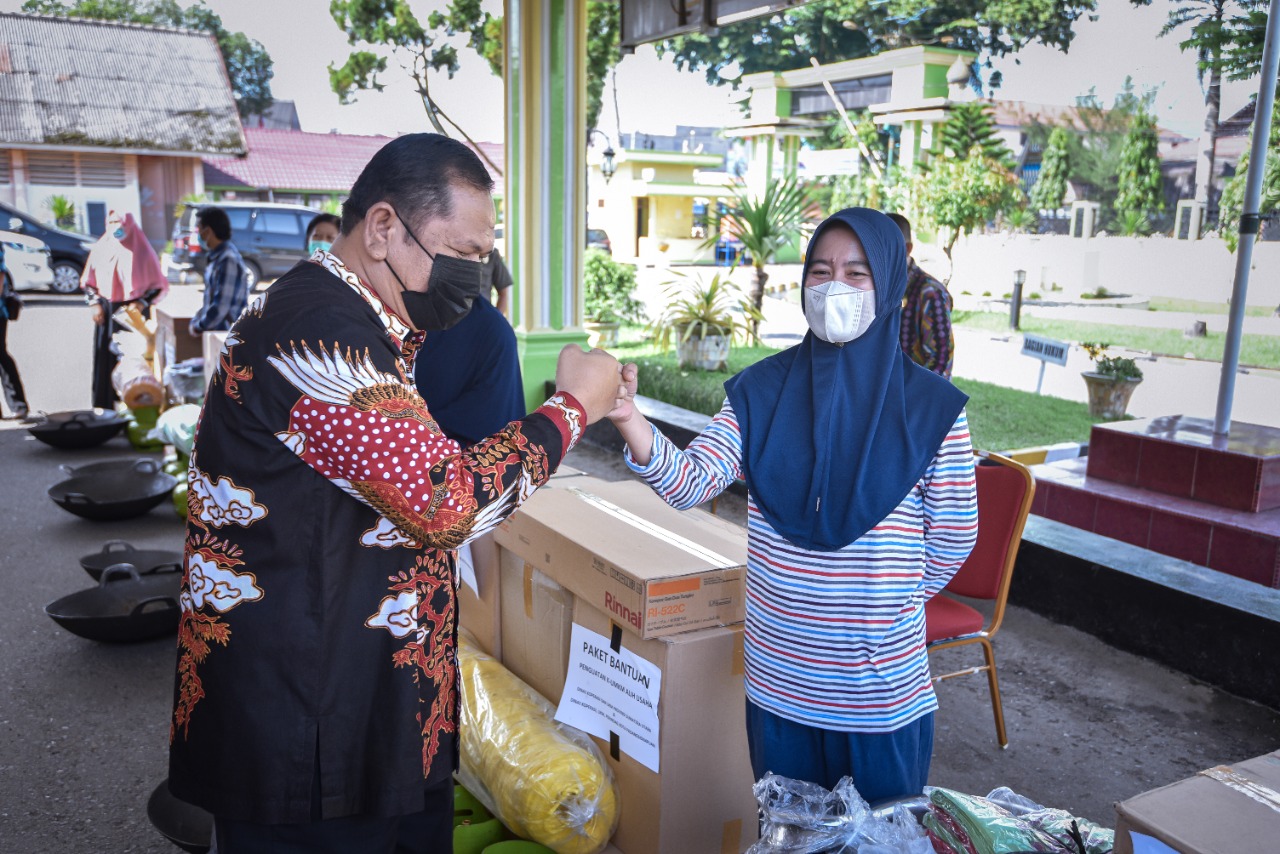 Wali Kota  Irsan Efendi Nasution menyerahkan secara simbolis bantuan peralatan usaha kepada UKM