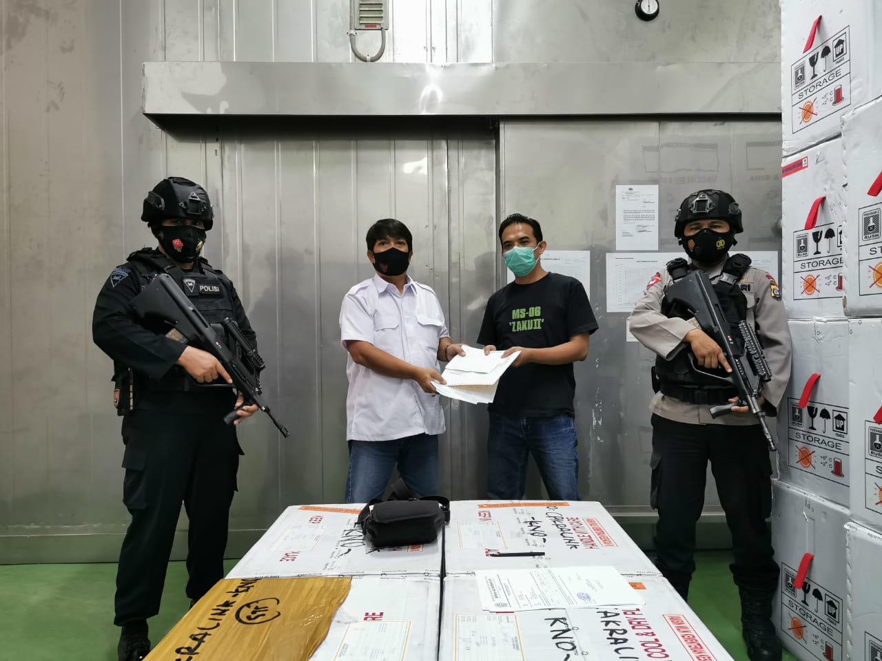 Brimob Polda Sumut Kawal 61.400 Dosis Vaksin Dari  Bandara Kualanamu.