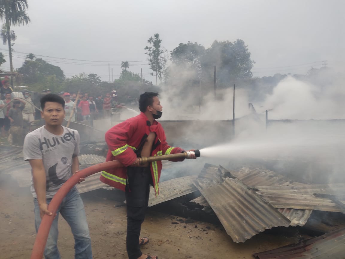 Kobaran Api Hanguskan 3 Rumah Kontrakan Di Kandibata