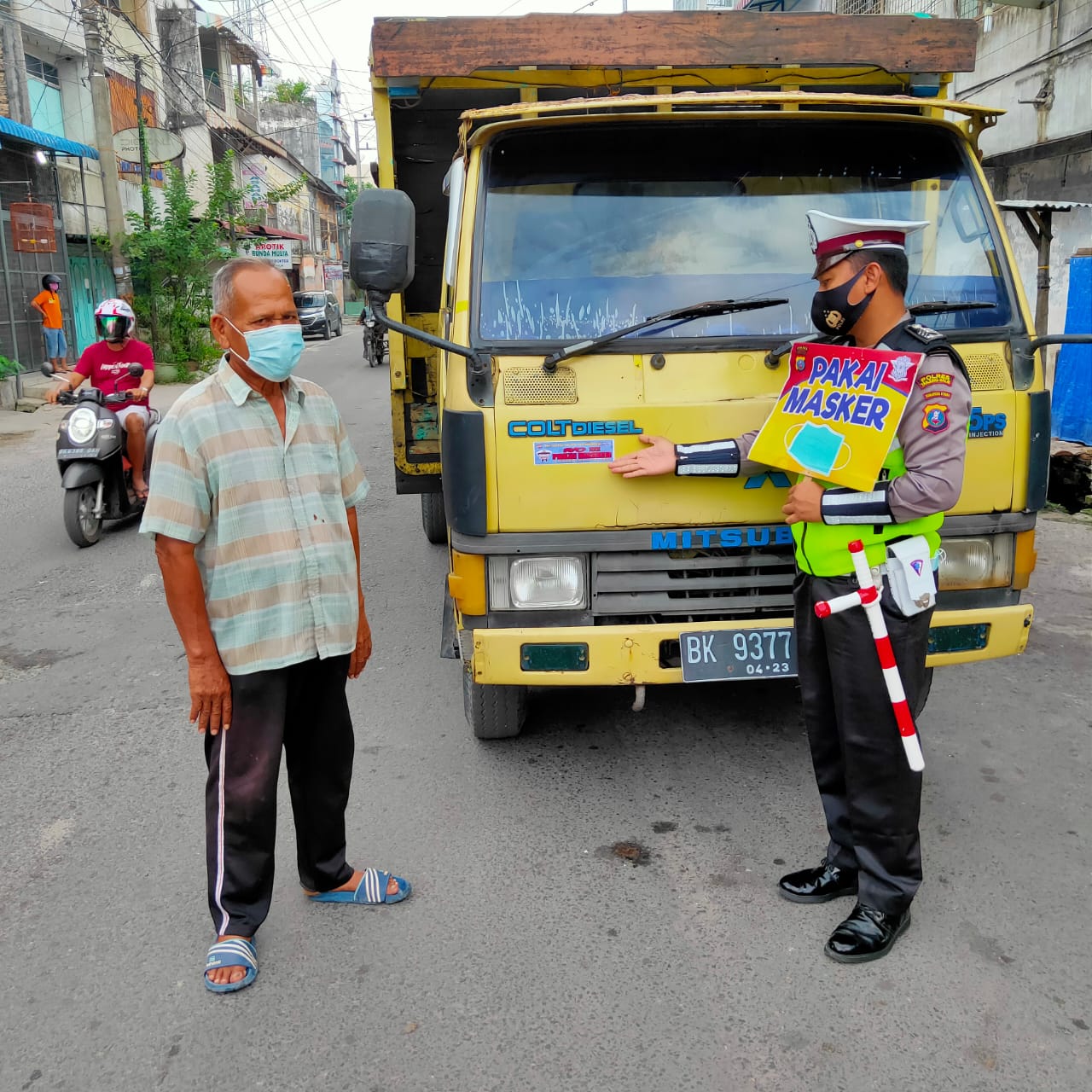 Rutin Cegah Covid-19, Sat Lantas Polres Tanjung Balai Menempelkan Stiker 