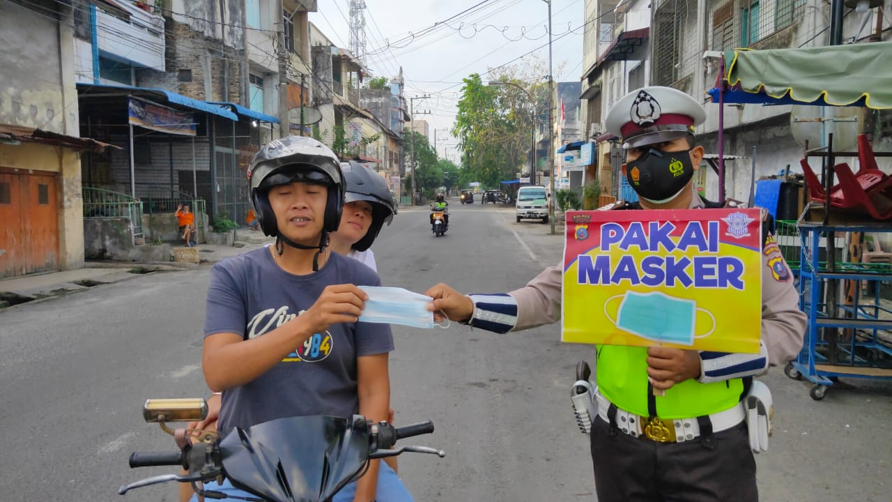 Polres Tanjung Balai Beri Masker Gratis Kepada Masyarakat