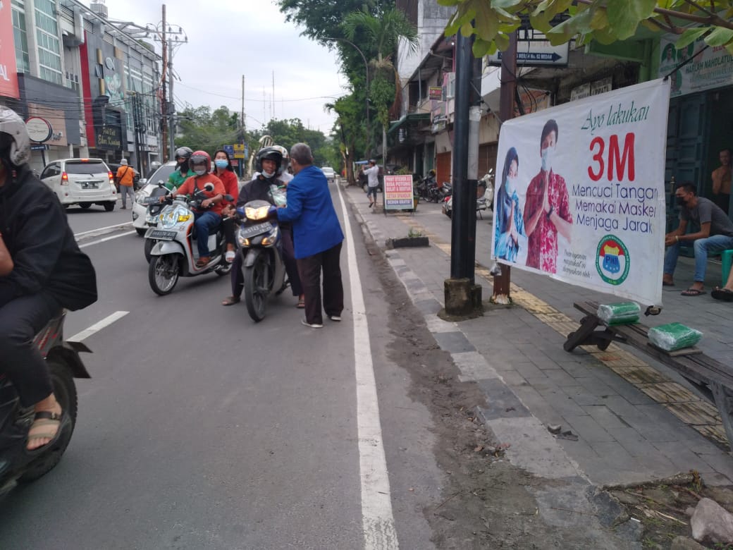 Tangkal Covid 19, IKA PMII Medan Bagikan Masker Gratis Untuk Pengendara