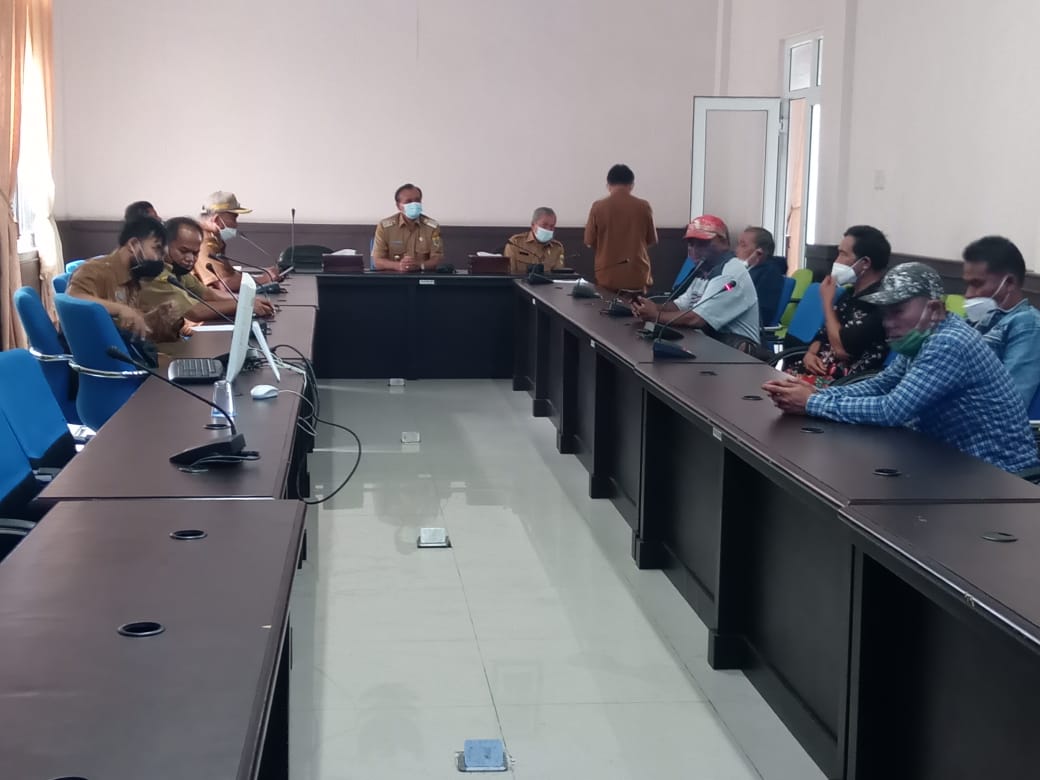 Masyarakat Temui Wabup Pertanyakan Kebenaran Kades Kuta Babo Akan Dicopot