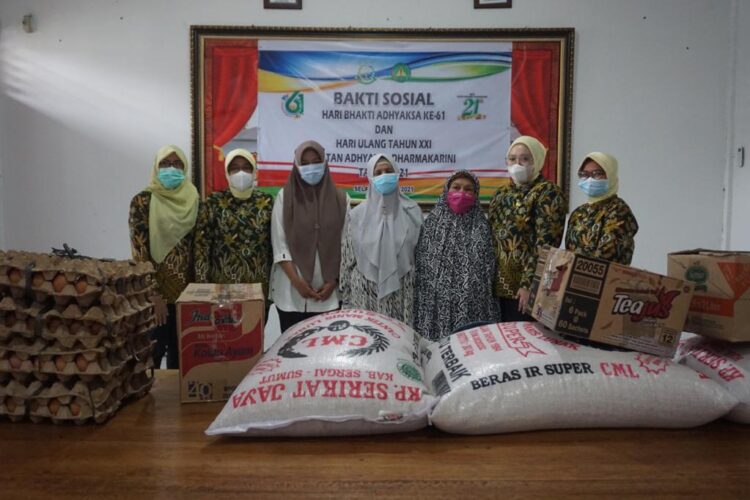 Hari Bhakti Adhyaksa (HBA) Ke-61 dan Hari Ikatan Adhyaksa Dharmakartini (IAD) Ke-21 tahun, Kejari Palas bagikan sembako.
