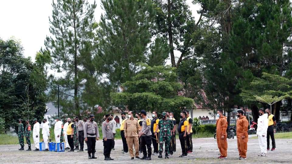 Wabup Pakpak Bharat Pimpin Apel Bersama Dalam Penyemprotan Disinfektan Penanggulangan Covid 19Â 
