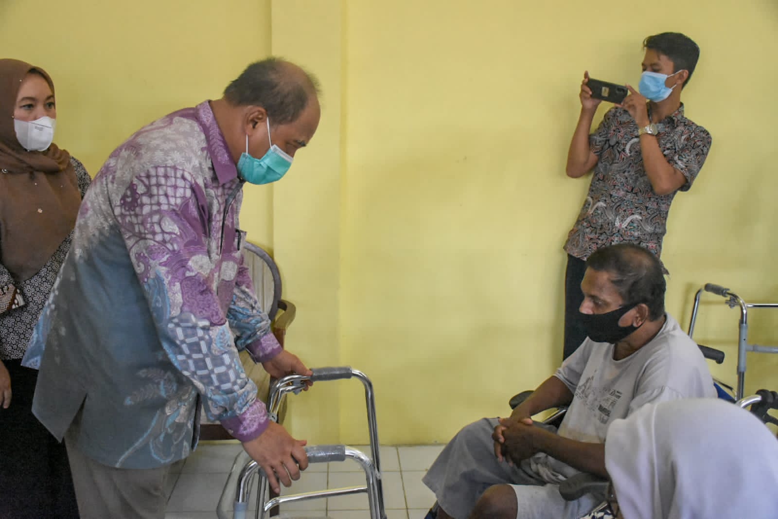 30 Penyandang Disabilitas Terima Bantuan Alat Dengar Dan Tongkat Kaki