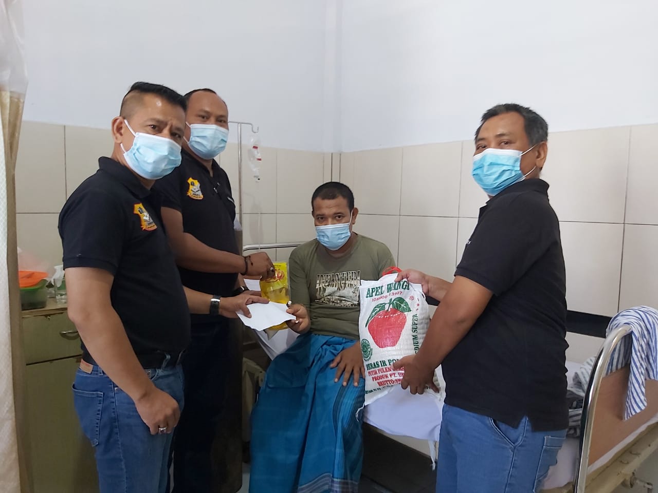 Ketua Pewarta Berikan Santunan dan Sembako pada Iswandi Nasution