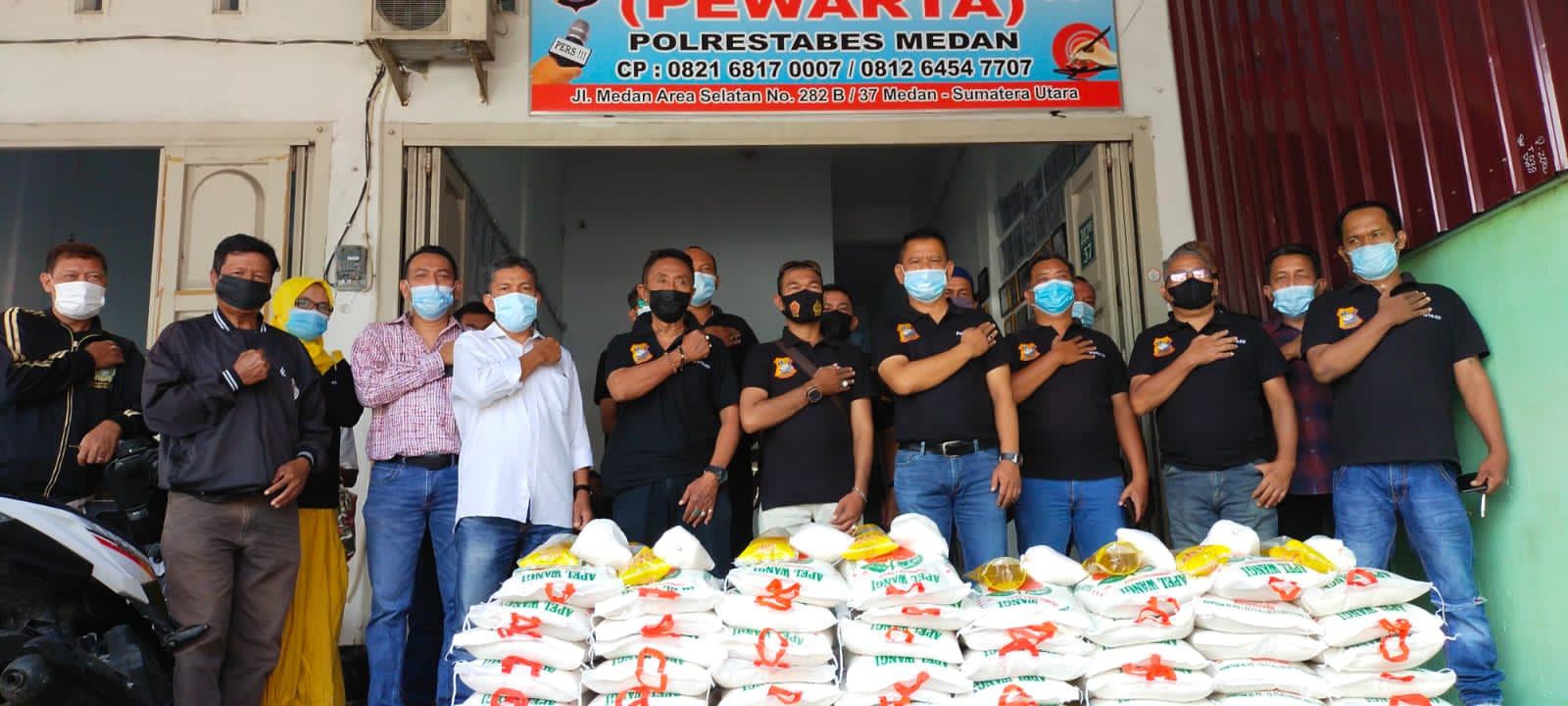 Terdampak PPKM Darurat, Ketua Pewarta Berikan Sembako kepada Jurnalis