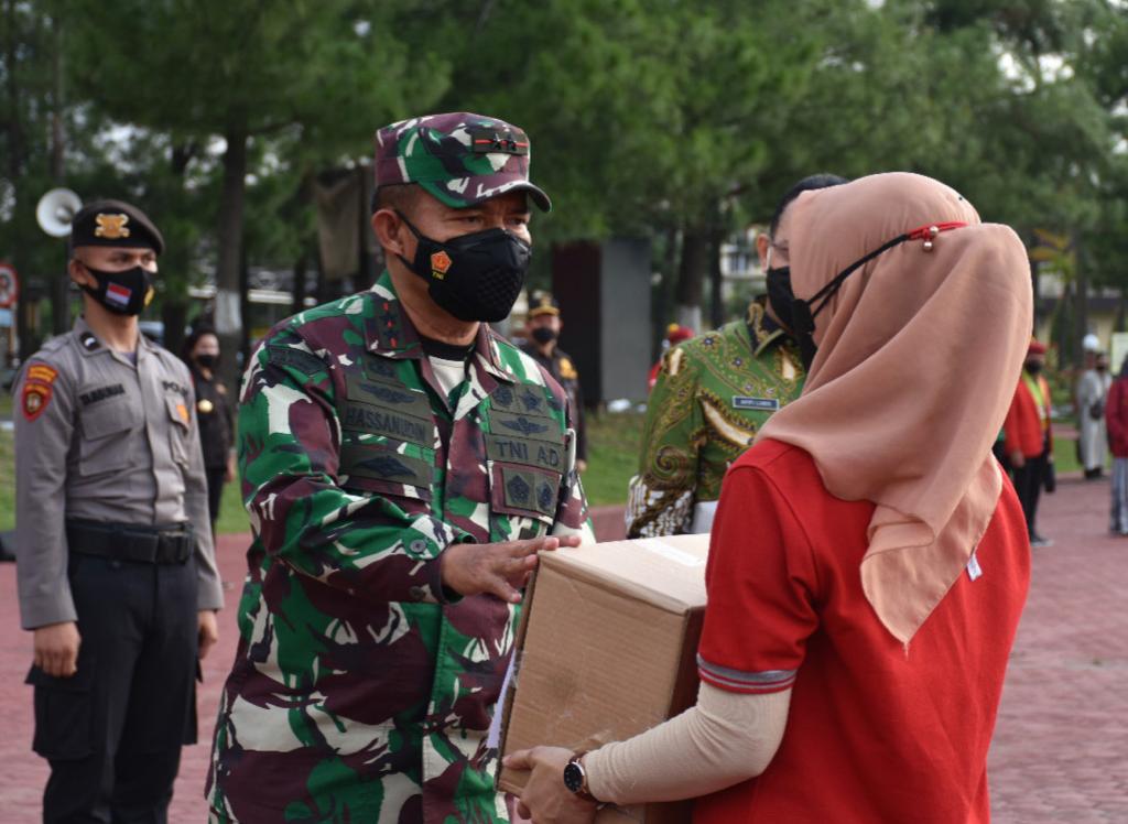 Pangdam I/BB dan Kapoldasu; Salurkan Bansos Untuk Pelaku Usaha Terdampak PPKM Darurat