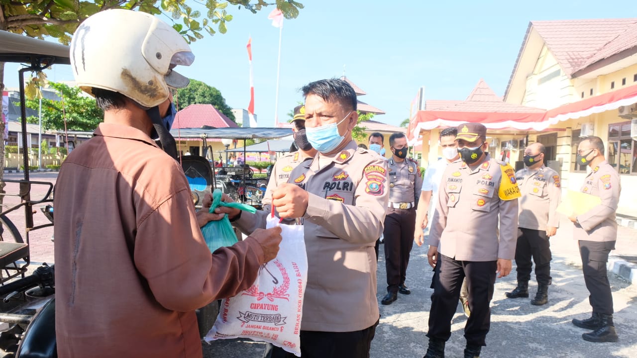 Jumat Barokah, Kapolres Tanjung Balai Bagikan Bansos Kepada Warga Terdampak Covid-19