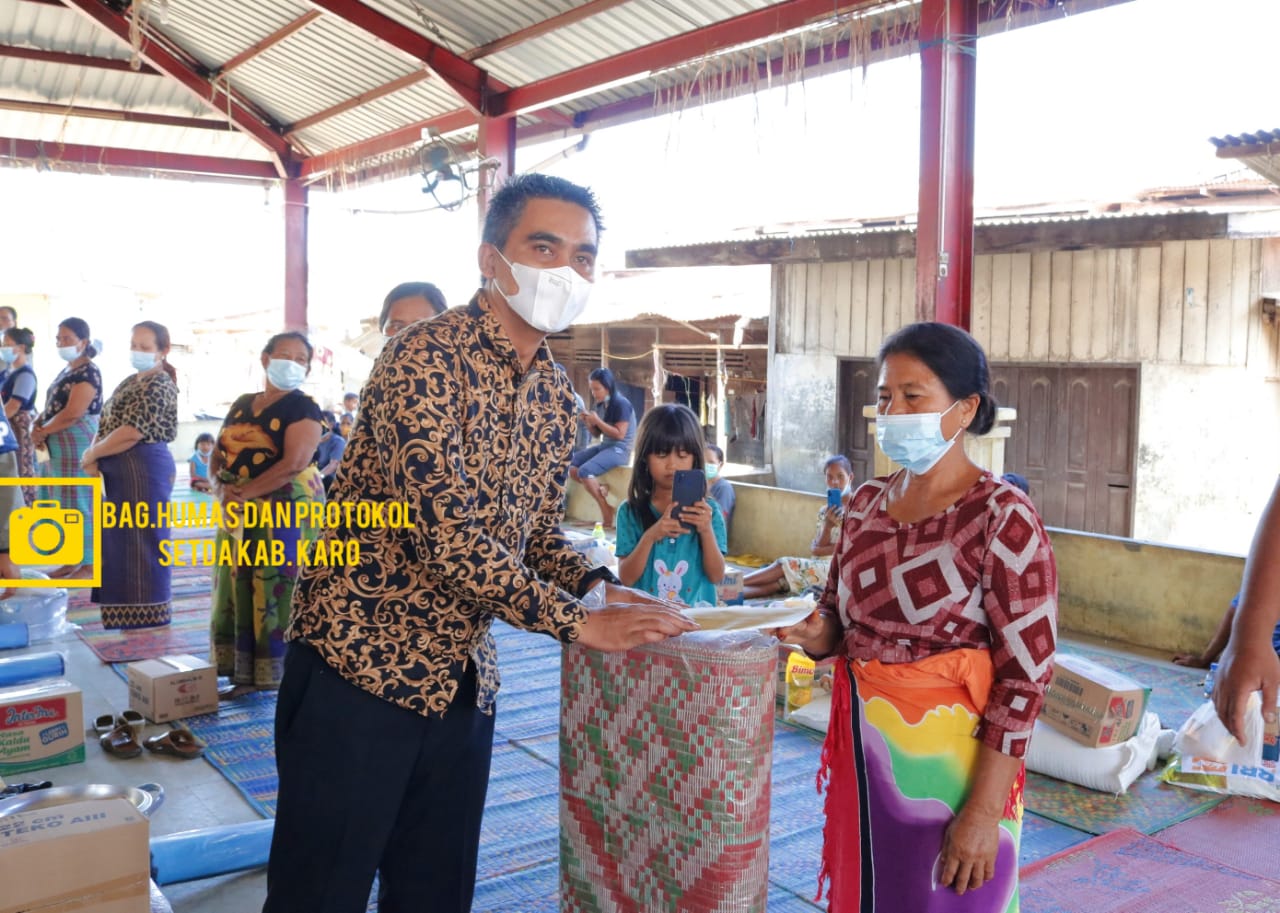 Wakil Bupati Karo serahkan bantuan bagi korban bencana kebakaran di Desa Lau Kesumpat.