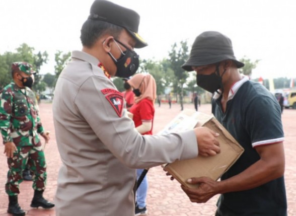 Terdampak PPKM Darurat Polda Sumut Serahkan Bansos Sebanyak 5.000 Paket.