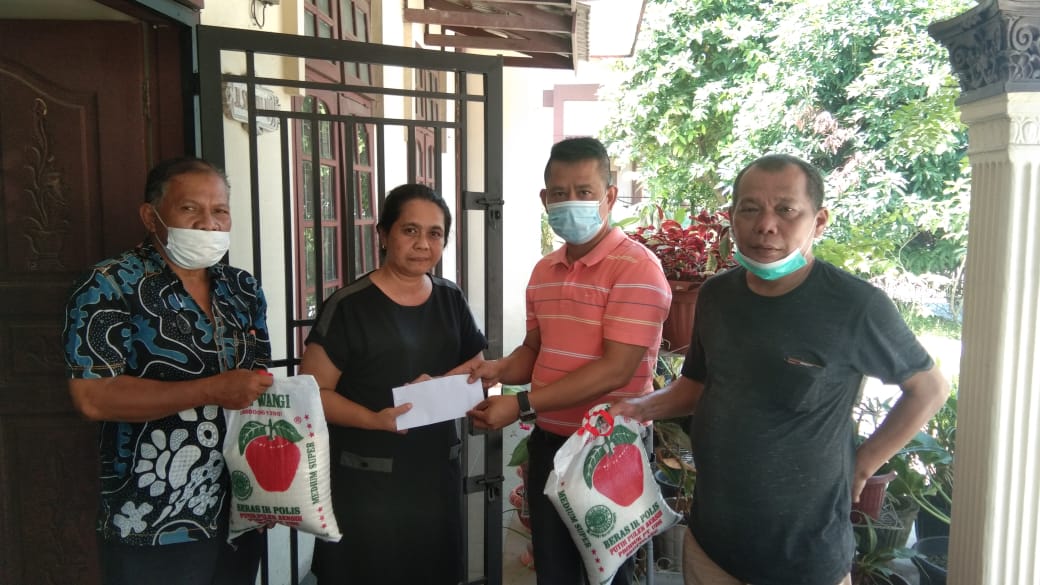 Ketua Pewarta Berikan Santunan dan Beras Pada Istri Almarhum Roland Tambunan Wartawan SIB