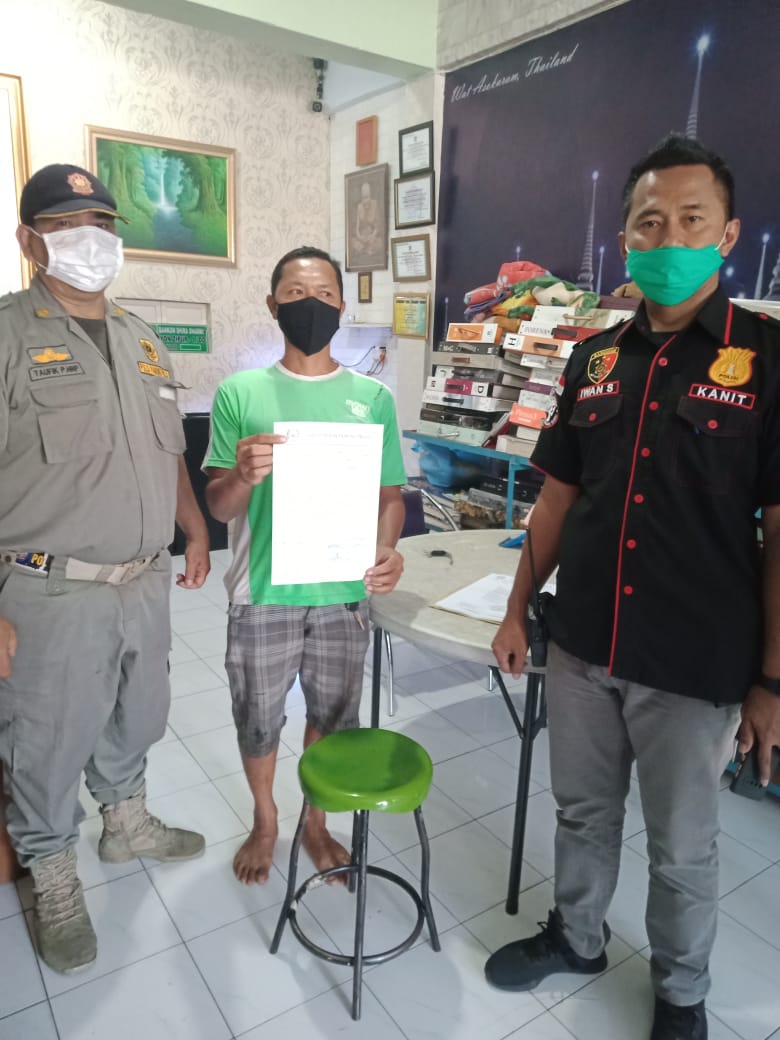 Polsek Medan Baru Bersama Petugas Gabungan Beri Surat Teguran Kepada Pemilik Usaha / Toko yang Beroperasi