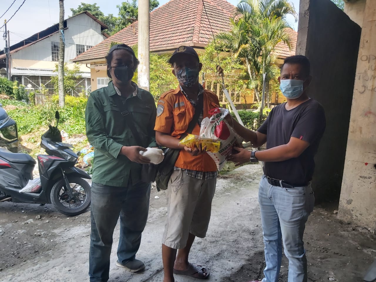 Terdampak PPKM Darurat, Ketua Pewarta Berikan Sembako kepada Jukir, Petugas Jaga Malam dan Pabetor