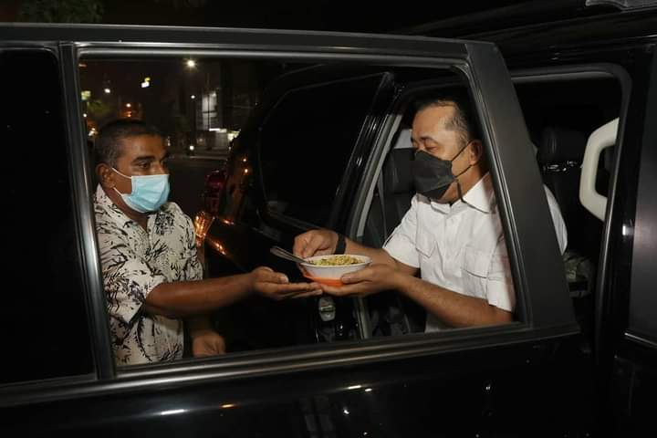 Aulia RachmanÂ  Makan Mie Instan DKI Bang RakeshÂ 