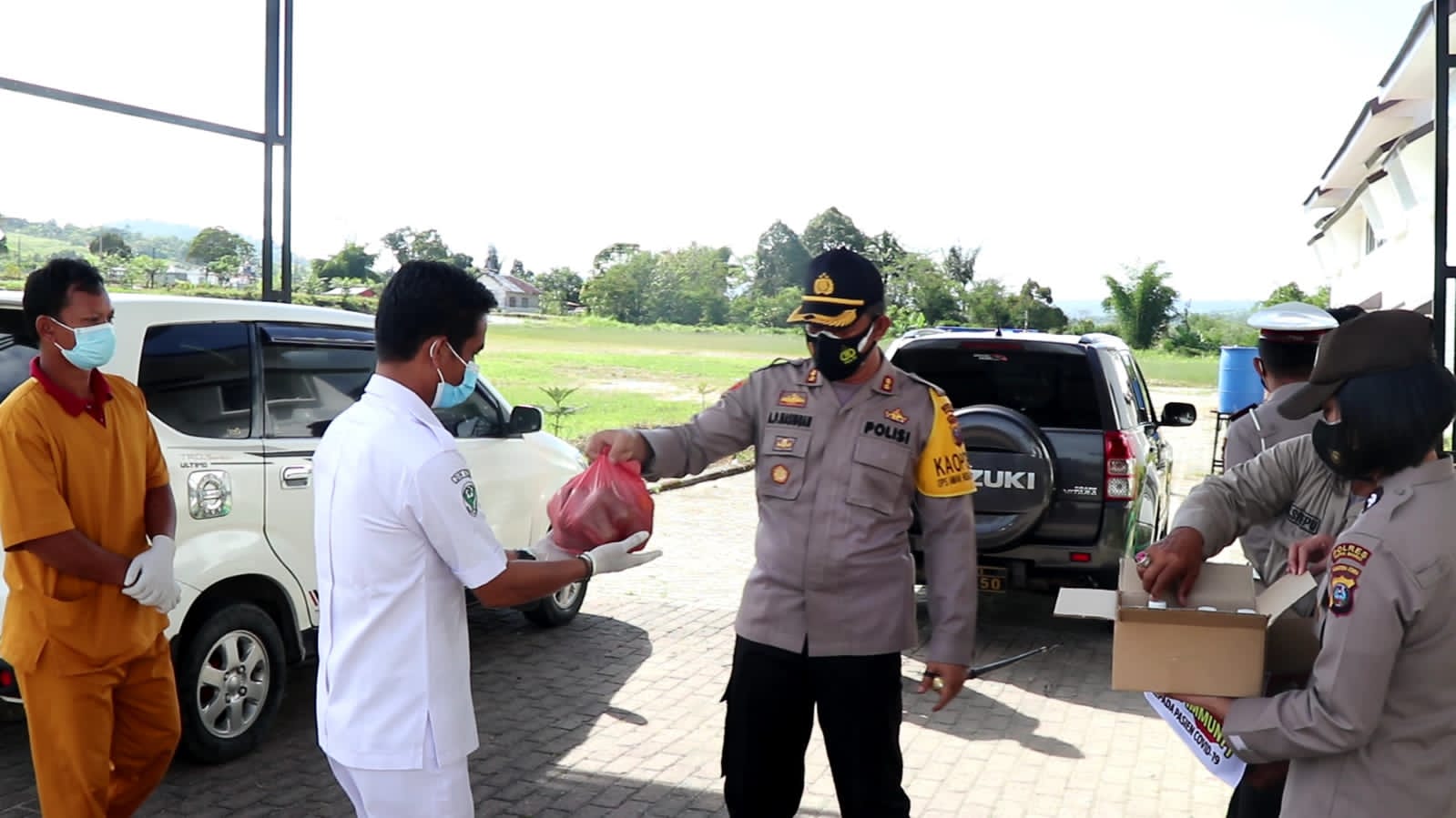 Empati Kepada Pasien Covid-19, Kapolres Pakpak Bharat Berikan Bantuan Sosial