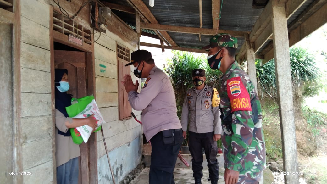 Polres Pakpak Bharat Bagikan Ratusan Paket Sembako Kepada Masyarakat Terdampak Covid-19